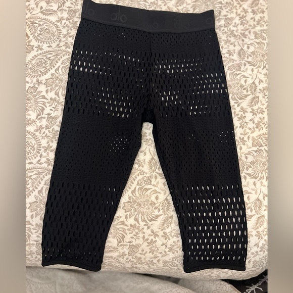 This set from Alo is absolutely gorgeous, sexy and sporty all in one. - Picture 7 of 7